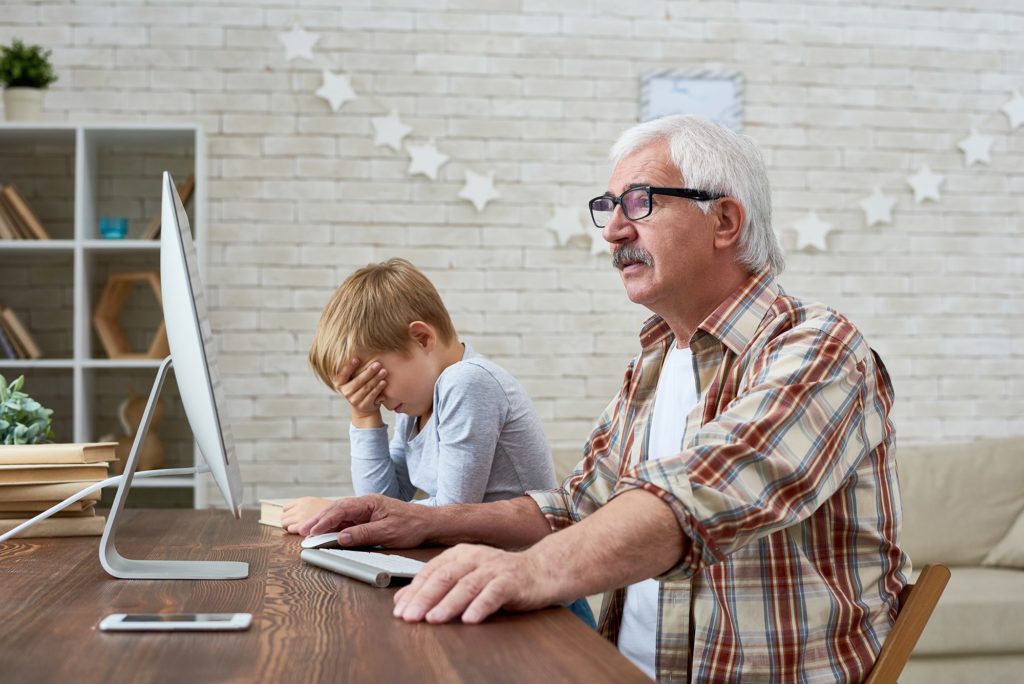 uomo e ragazzo usano computer