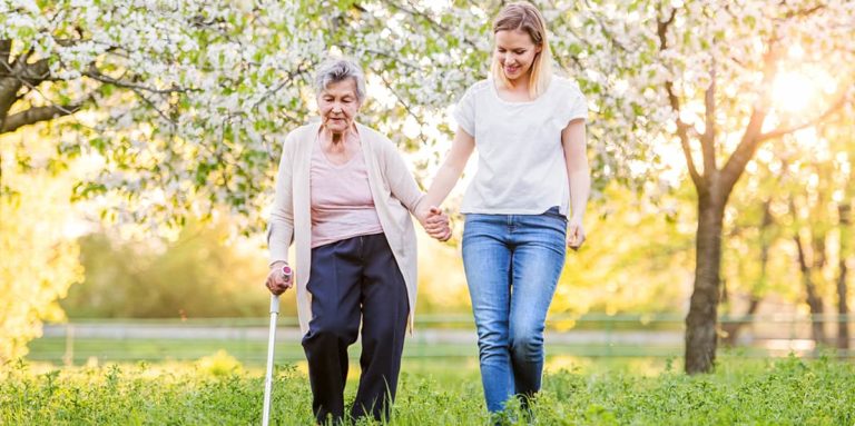 Physiotherapie und Gehtraining bei älteren Menschen, die sich nicht bewegen