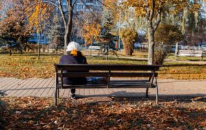 Combattere la Solitudine negli Anziani: L'Importanza dell'Accompagnamento Sociale e Terapeutico
