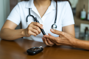 Gestione del Diabete a Domicilio: Il Supporto dell'Infermiere Privato per Iniezioni e Monitoraggio