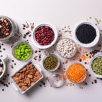 Legumi, lenticchie, fagioli. Varietà di alimenti vegani sani, fonte di proteine vegetali e ideali per il bodybuilding. Vista dall'alto.