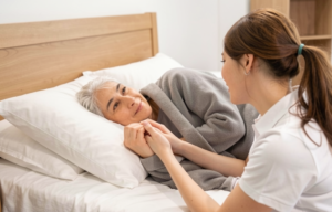 Scopri il servizio di assistenza domiciliare per anziani di BeeCare: supporto umano, presenza costante e cure personalizzate per il benessere quotidiano a casa.