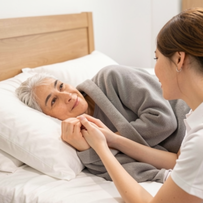 Scopri il servizio di assistenza domiciliare per anziani di BeeCare: supporto umano, presenza costante e cure personalizzate per il benessere quotidiano a casa.